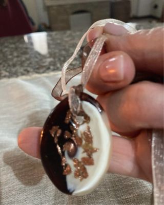 Ciondolo con decorazioni dorate