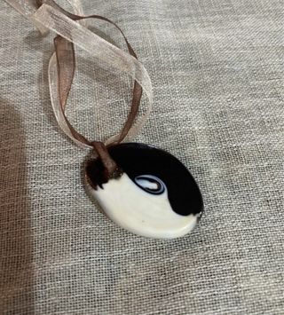 Ciondolo con decorazioni dorate