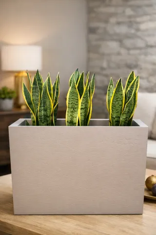 Jardinera gris y verde de plástico