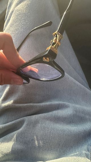 Gafas Negras con Detalles Dorados