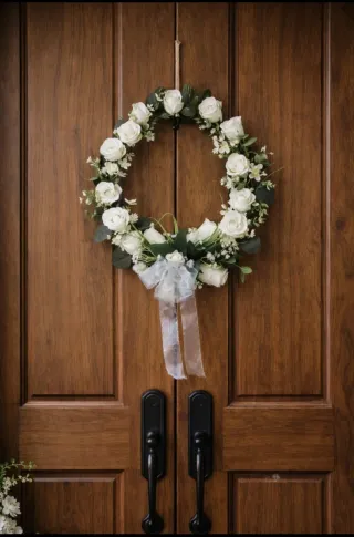 Corona floral decorativa hecha a mano