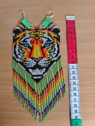 Pendientes largos de abalorios tigre