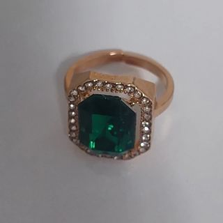 Conjunto collar, anillo y pendientes dorado y verd