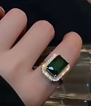 Conjunto collar, anillo y pendientes dorado y verd