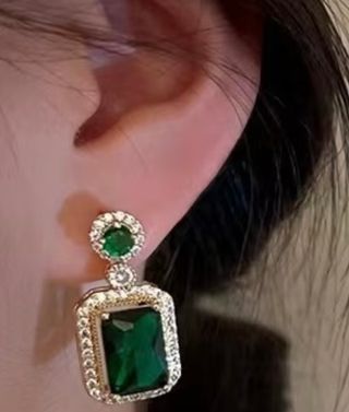 Conjunto collar, anillo y pendientes dorado y verd