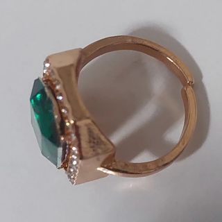 Conjunto collar, anillo y pendientes dorado y verd