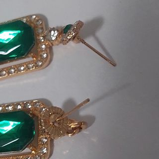 Conjunto collar, anillo y pendientes dorado y verd