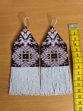 Pendientes largos de abalorios morados