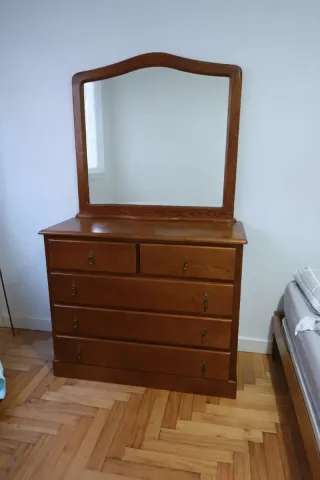 Cómoda de madera maciza con espejo