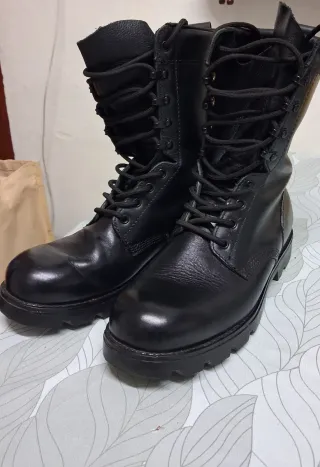 Botas militares cuero negro