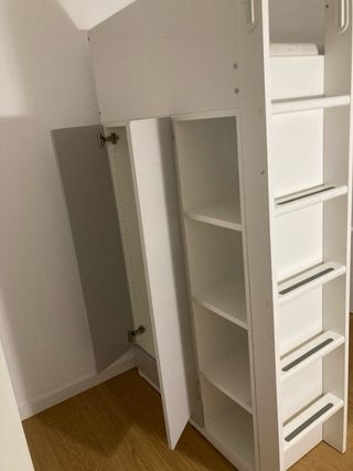 Litera IKEA con armario y escritorio SMASTAD