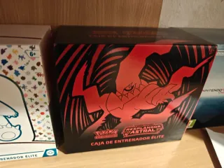 Cajas Pokémon TCG + Latas + Cartas Y más
