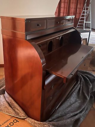 Escritorio clásico de madera