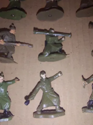 Soldatini di plastica e carro armato militare