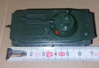Soldatini di plastica e carro armato militare