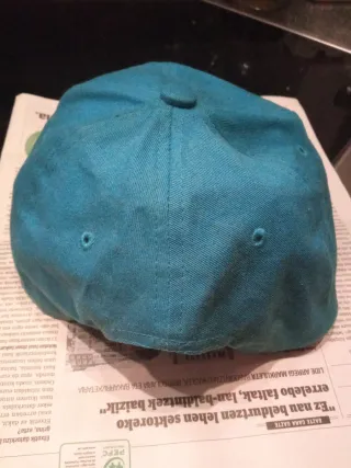 Gorra azul con dibujo animado