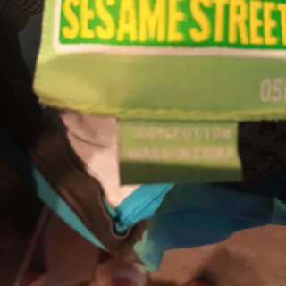 Gorra azul con dibujo animado