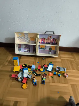 Casa Playmobil con jardín y figuras
