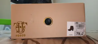 Botines marrones con hebilla y detalles