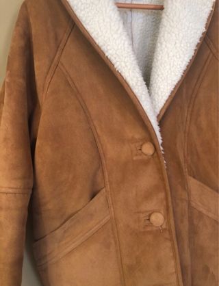 Pelliza marrón y blanca