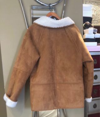 Pelliza marrón y blanca