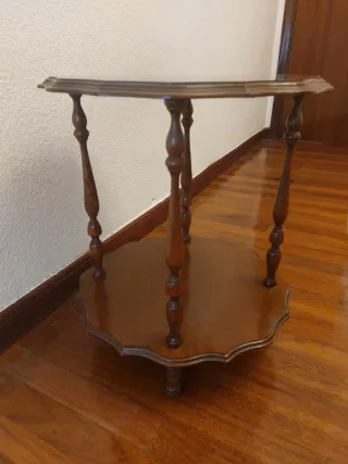 Mesa auxiliar de madera