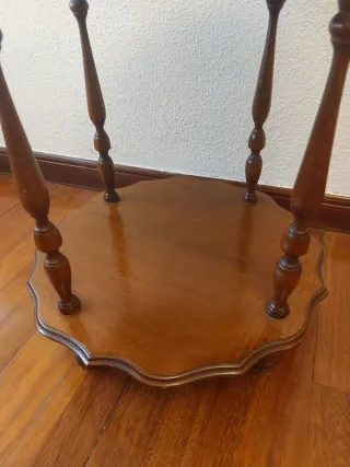 Mesa auxiliar de madera
