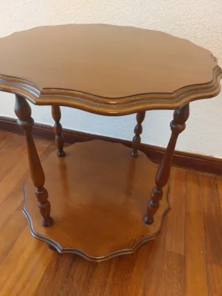Mesa auxiliar de madera