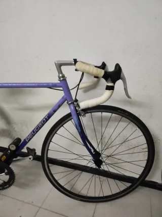 Bicicleta de carretera Peugeot morada