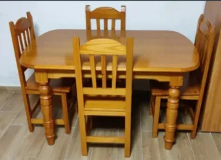 Mesa de comedor de madera