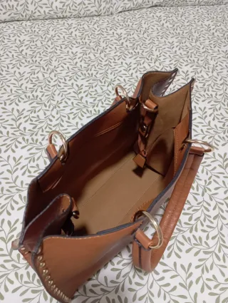 Bolso marrón grande con tachuelas doradas