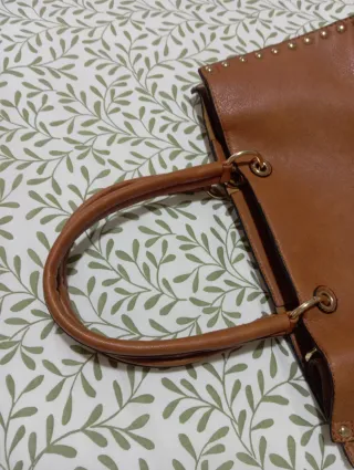 Bolso marrón grande con tachuelas doradas