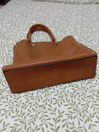 Bolso marrón grande con tachuelas doradas
