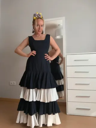 Vestido flamenca largo volantes negro y blanco