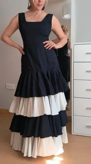 Vestido flamenca largo volantes negro y blanco