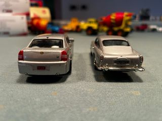 Set 2 Auto Aston Martin & Chrysler 300 1:43