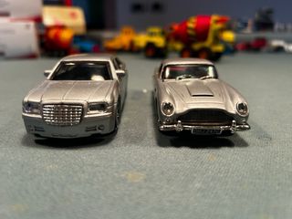 Set 2 Auto Aston Martin & Chrysler 300 1:43