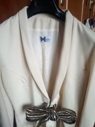 Chaqueta ANGELES Andany Beige con Lazo Dorado