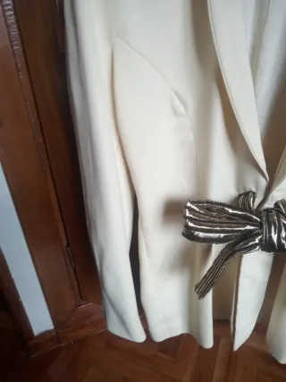 Chaqueta ANGELES Andany Beige con Lazo Dorado