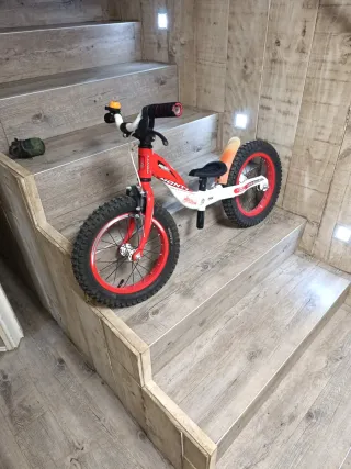 Bici de equilibrio Monty roja