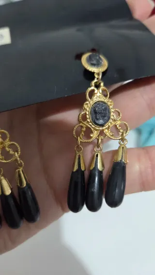 Pendientes antiguos con camafeo