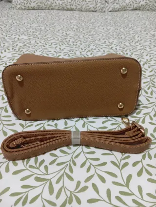 Bolso marrón pequeño de mano con correa