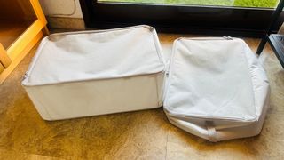 Cajones de guardado de tela beige y blanco