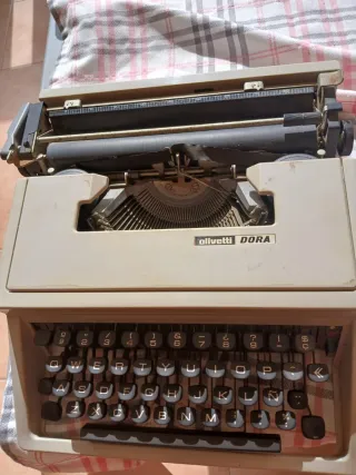 Máquina de escribir Olivetti DORA