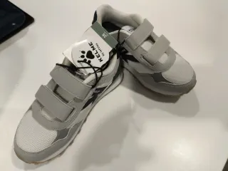 Zapatillas Kelme niño talla 28. Niño