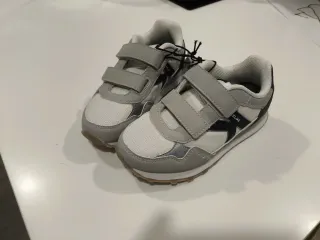 Zapatillas Kelme niño talla 28. Niño