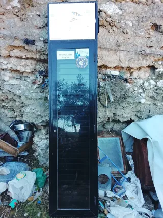 Revistero metálico negro