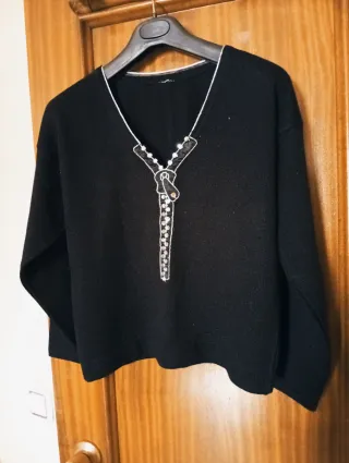 Jersey negro con cremallera y brillantes