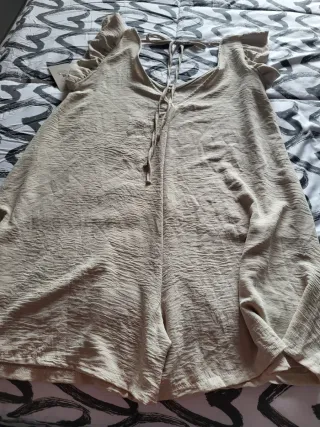 Mono corto beige con volantes