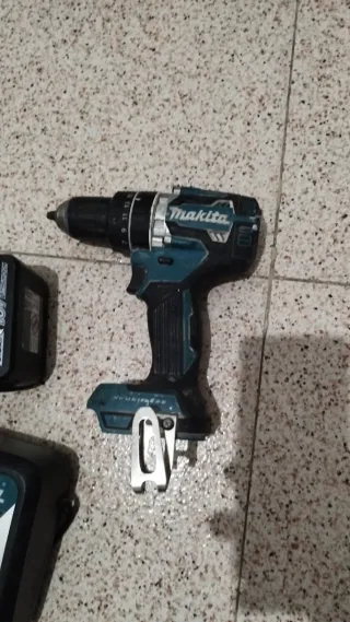 Taladro Makita 18V con 2 baterías y cargador